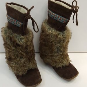 Authentic Alaskan Fur Mukluks . Size 9